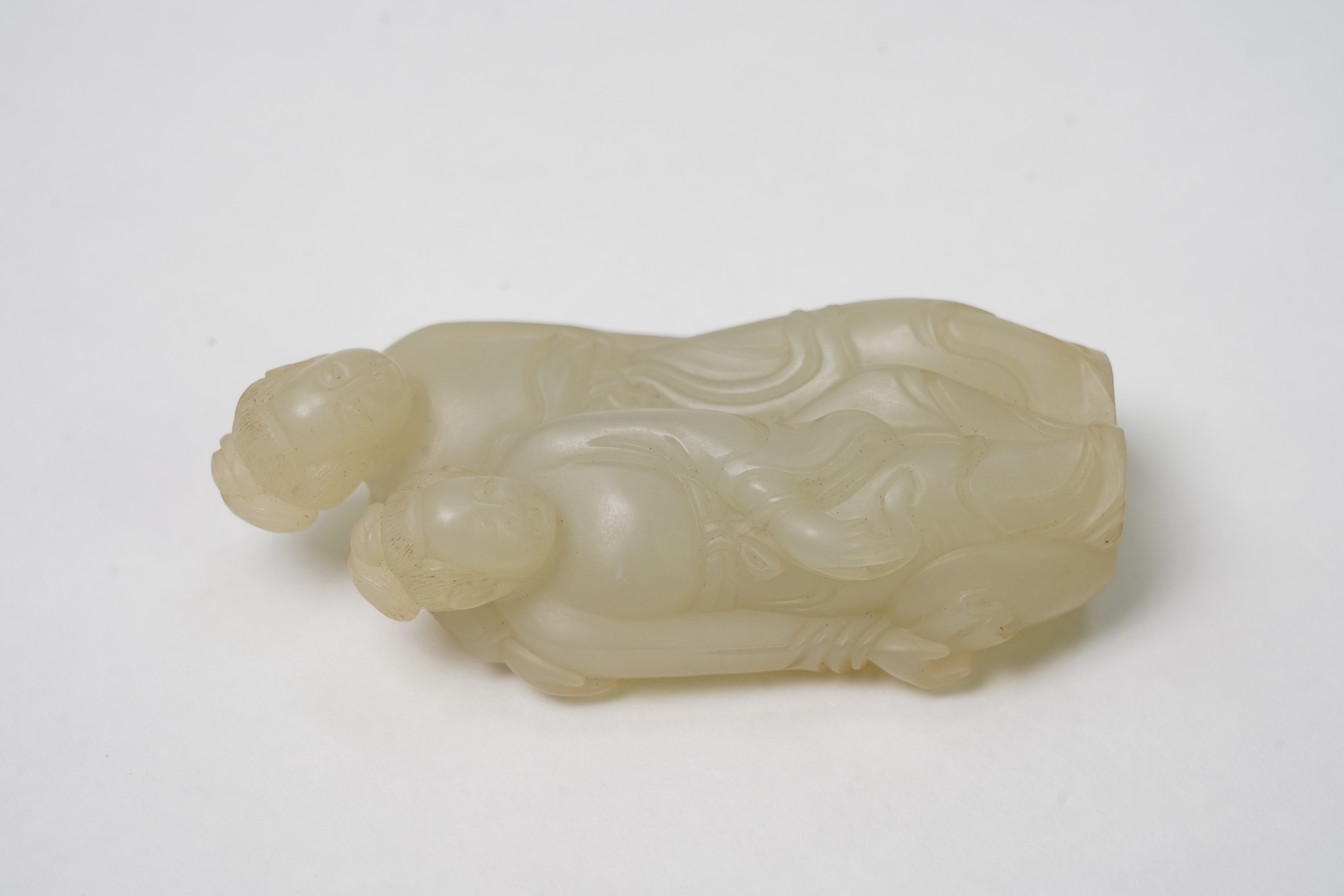 A Chinese simulated jade group of two sisters, 8.5cm